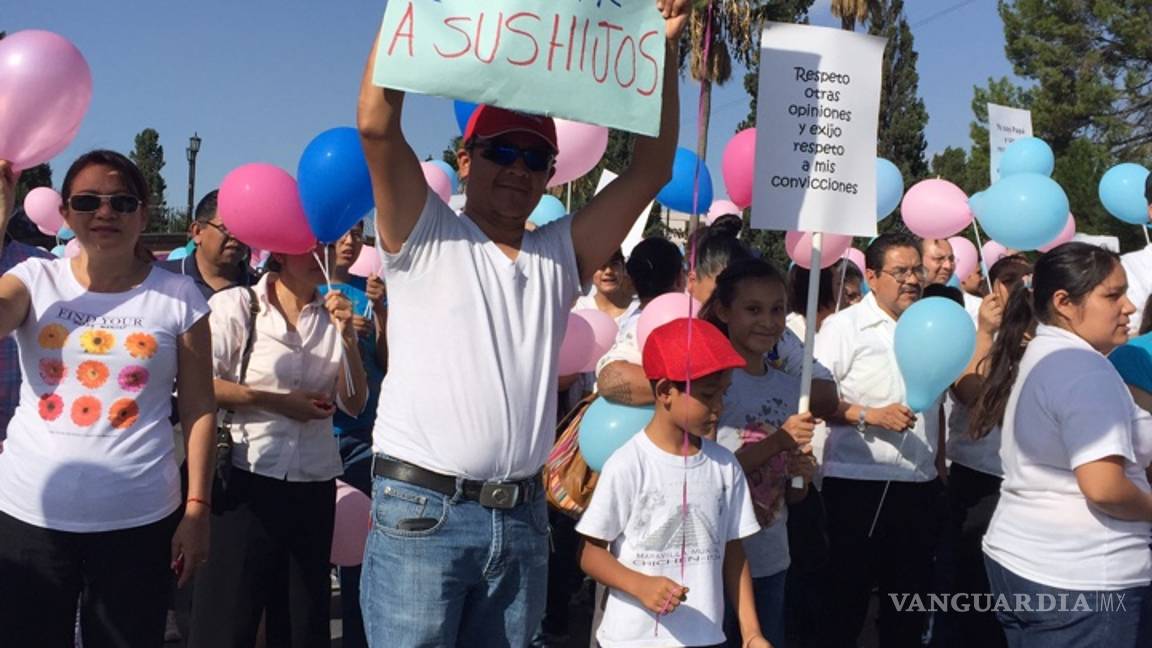 $!Marchan en Saltillo a favor de la familia