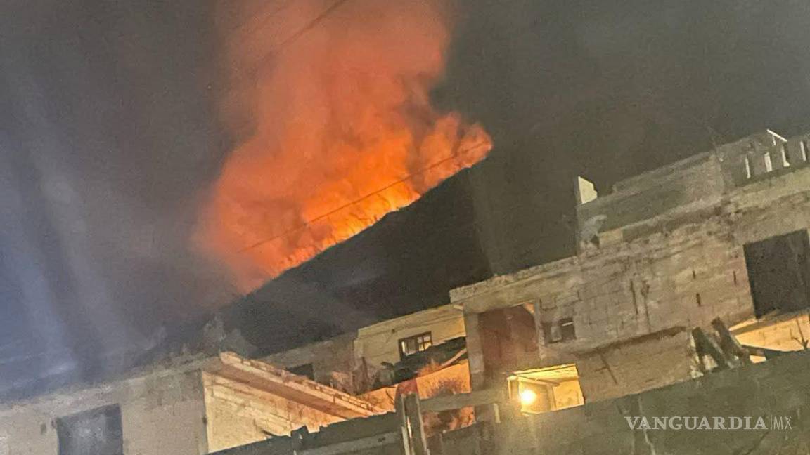 $!El fuego fue visible desde varias colonias, lo que movilizó a equipos de emergencia.