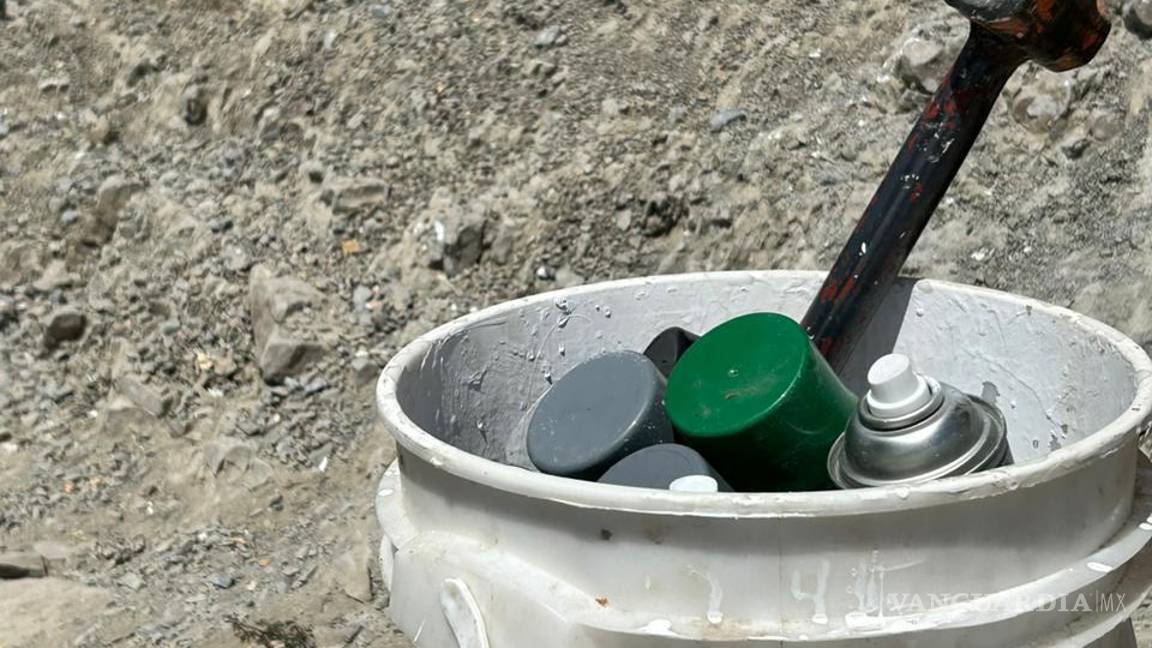 $!En el lugar se descubrieron aerosoles que se utilizaron para pintar las enormes rocas que conforman la insignia.