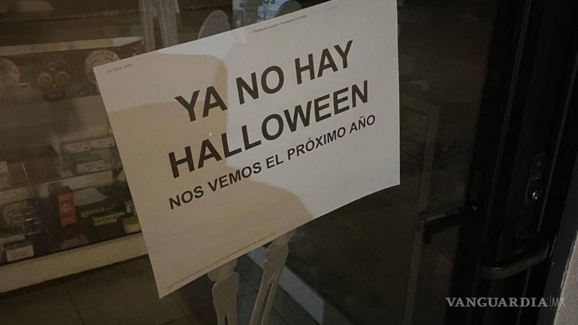 $!El joven confesó entre risas que, para terminar rápido, permitió que los pequeños y grandes que acudían por su calaverita tomaran a puños el producto.