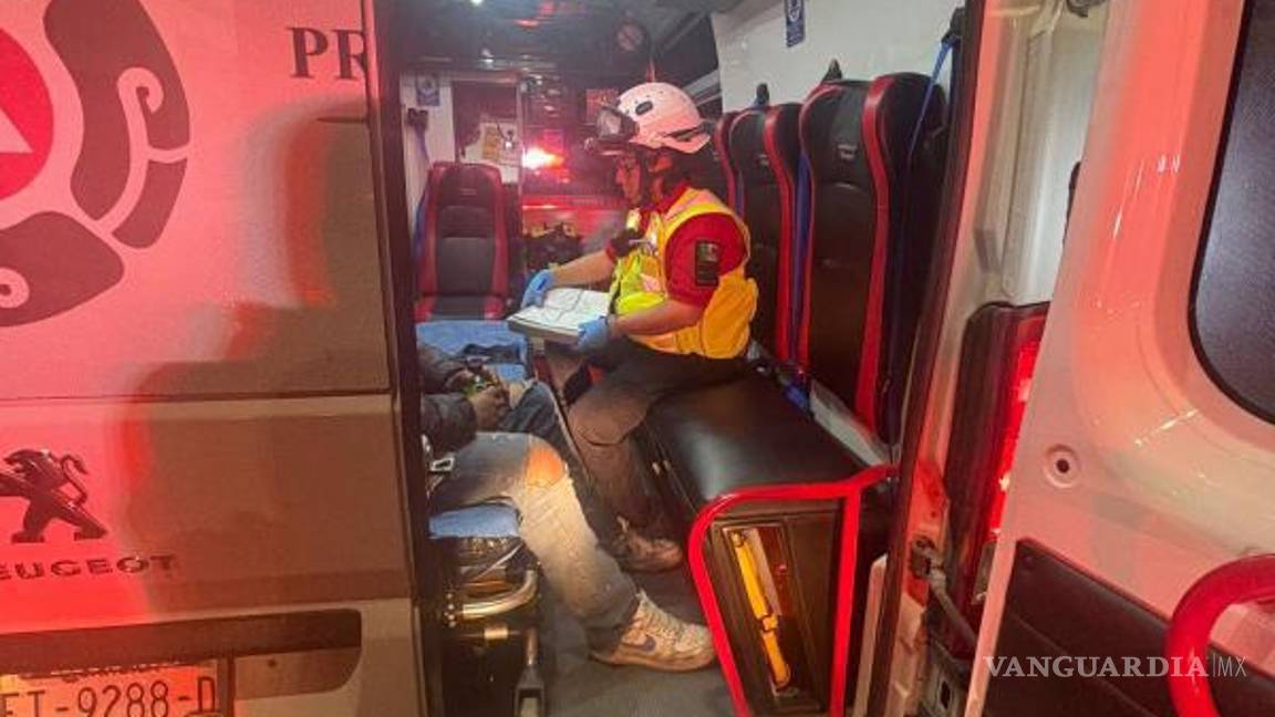 $!Paramédicos atendieron al motociclista en el lugar del accidente antes de trasladarlo a un hospital para su valoración médica.