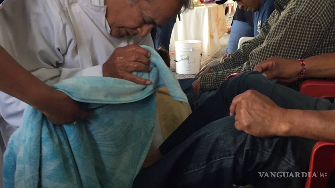 $!Voluntarios apoyan en lavatorio de pies en la Casa del Migrante de Saltillo