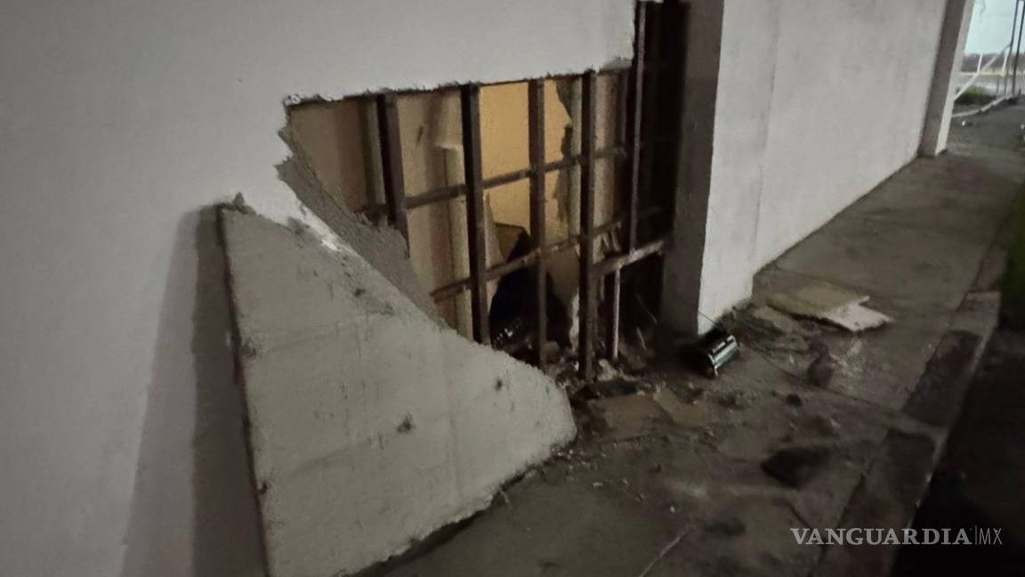 $!Los policías escucharon ruidos en el interior y detectaron un boquete en la parte posterior del banco.