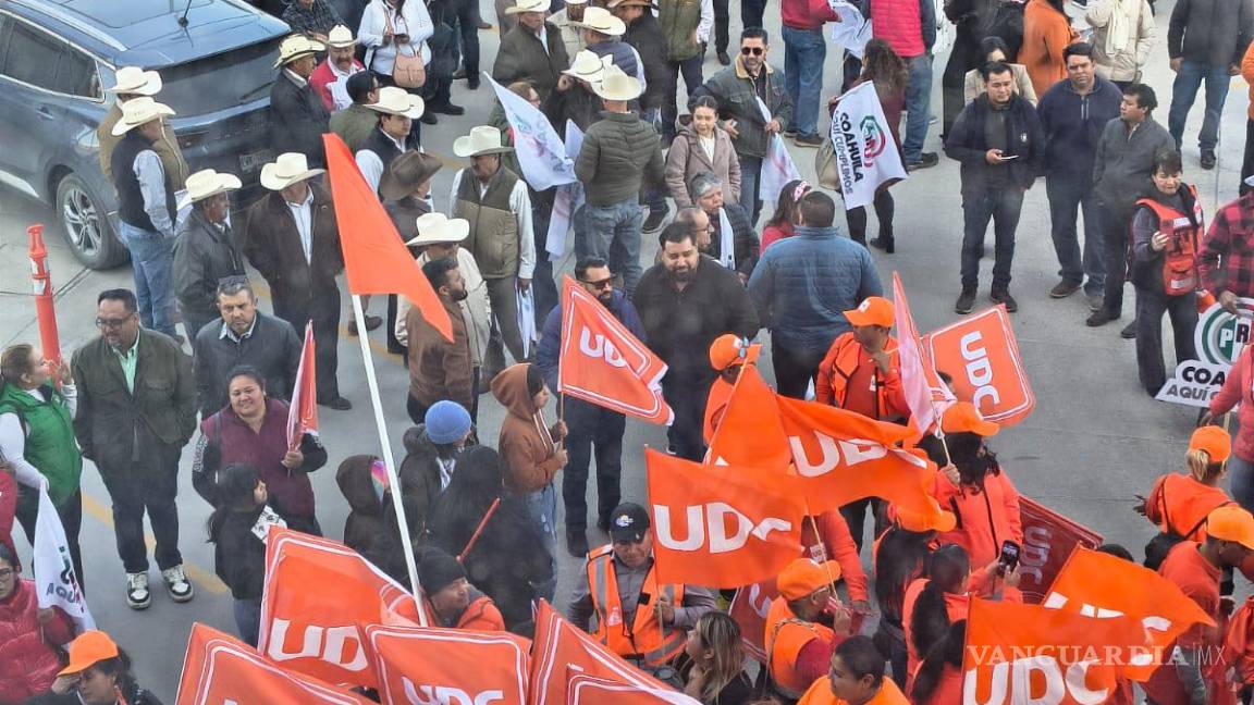 $!Cientos de militantes de UDC y PRI acudieron a la formalización de la alianza de sus partidos ante el INE.