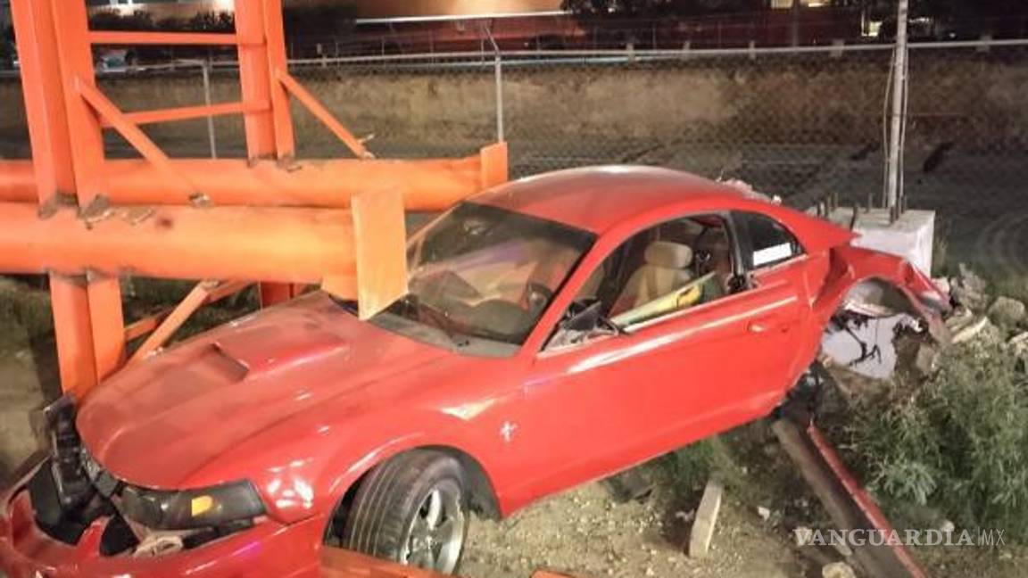 $!Autoridades aseguraron el vehículo destrozado, que será sometido a investigación por el delito de daños a propiedad ajena.