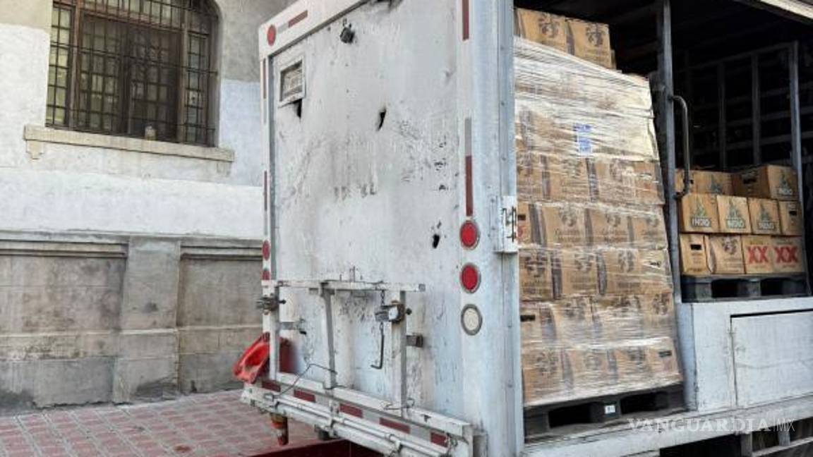 $!El camión de Heineken se estacionó en un lugar prohibido para descargar mercancía.