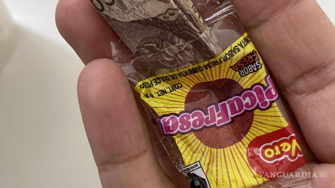 $!¿Willy Wonka? Esconde ramosarizpense ‘picafresa ganadora’ con 500 pesos entre dulces de Halloween