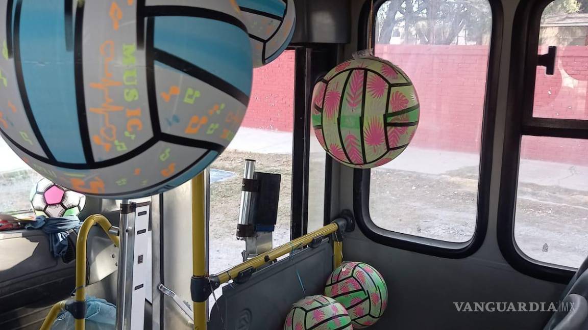 $!El autobús adornado con balones multicolores, una iniciativa del conductor, para alegrar a los pequeños pasajeros.