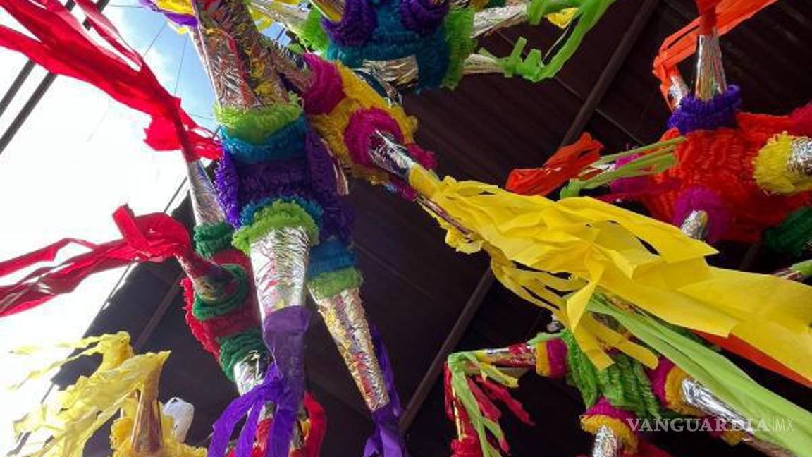 $!El proceso artesanal de fabricación incluye cartón, globo y papel periódico.