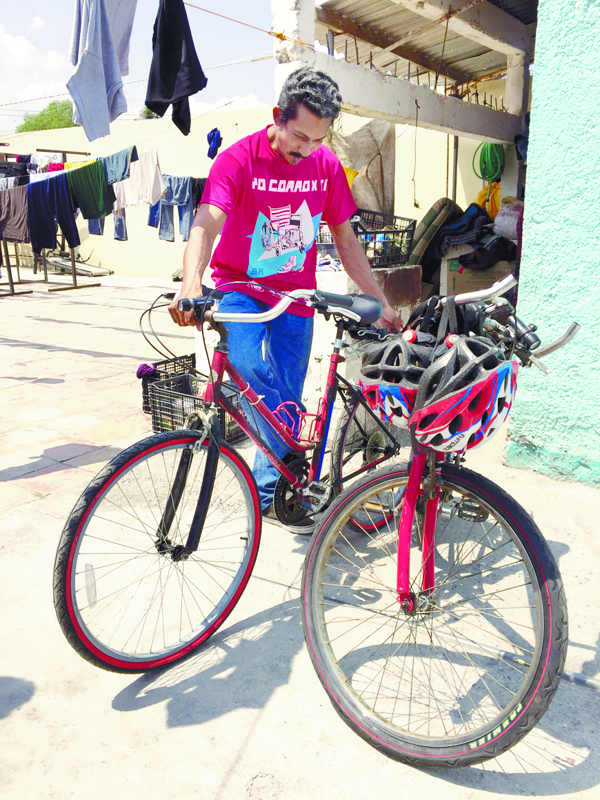 $!Migrante recorre 3 países en bicicleta