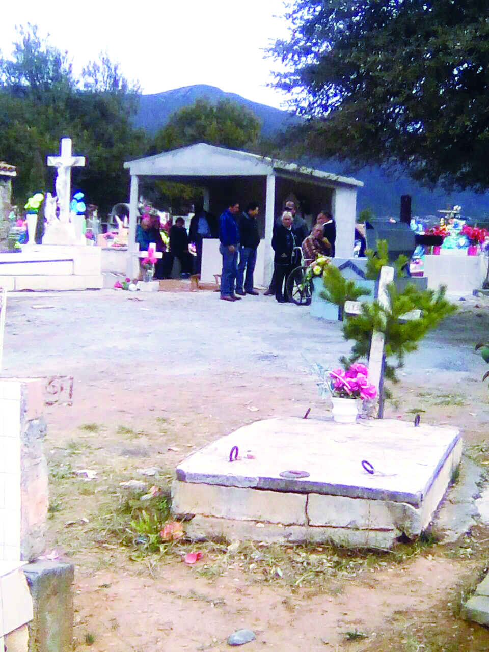 $!Flores, abrazos y siete mil pesos recibe Don Ramón para enterrar a su esposa