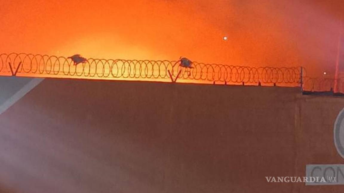 $!Vecinos temían que el incendio alcanzara una gasera cercana y alertaron a las autoridades.