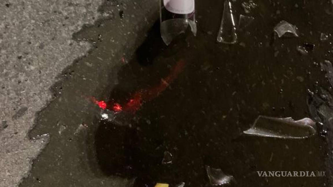 $!Una botella de alcohol quedó como evidencia en la zona del accidente, donde se investiga si el consumo influyó en la pérdida de control del vehículo.