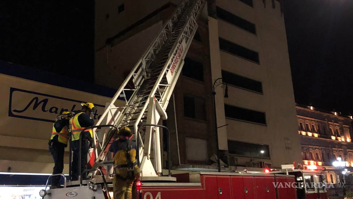 $!Fuertes vientos tumban parte de la fachada de un edificio en la zona Centro de Saltillo