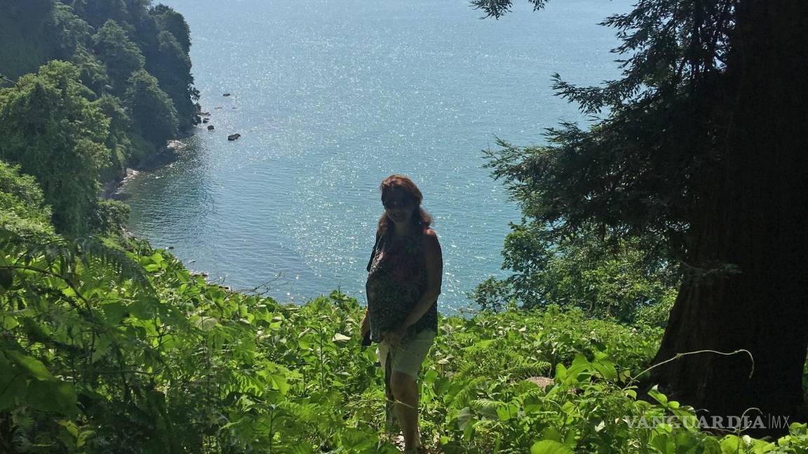 $!Una embarazada posa en contraluz en una zona de Batumi, al fondo el mar Negro. EFE/Misha Vignanski
