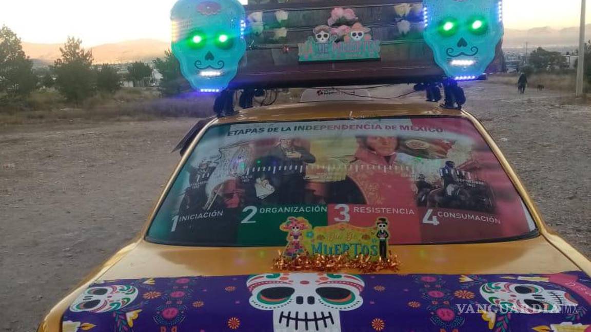 $!El altar rodante del Día de Muertos incluye flores de cempasúchil, papel picado y velas simuladas.