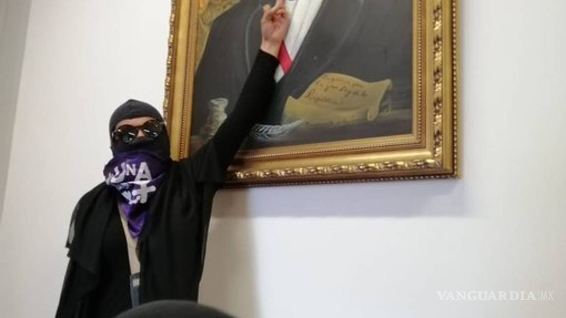 $!'Si viene la policía nos vamos defender', feministas seguirán 'ocupando' la CNDH