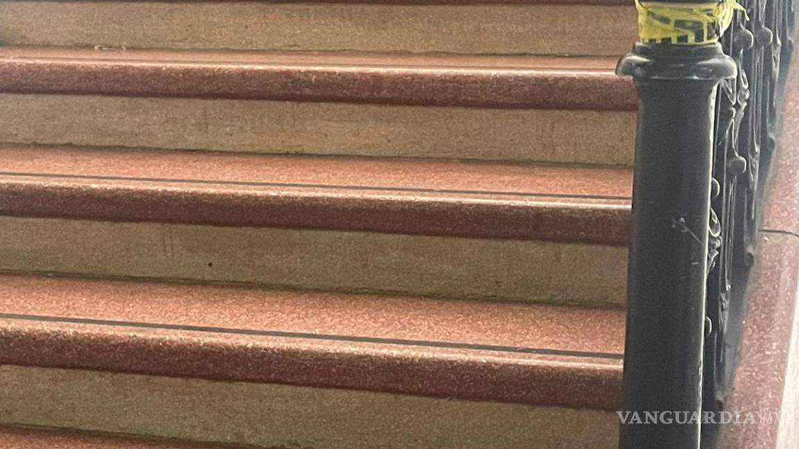 $!Trabajadores colocaron cinta amarilla en las instalaciones para bloquear el acceso a la primera planta del hospital.