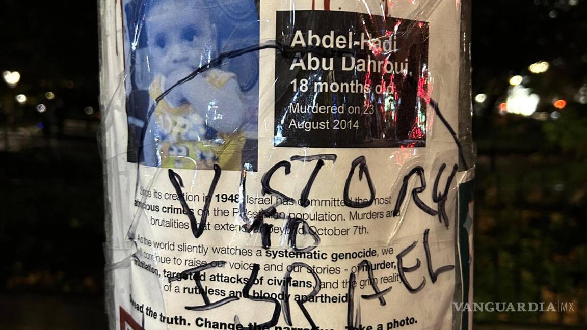 $!Vista de un cartel con la imagen de un bebé palestino de 18 meses que fue asesinado, tapado por el mensaje victoria para Israel en una calle de Nueva York.
