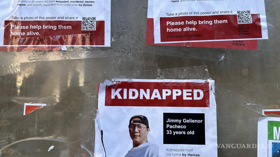 $!Vista de varios carteles con imágenes de personas secuestradas por Hamás, tapados por el mensaje cese el fuego en una calle de Nueva York.