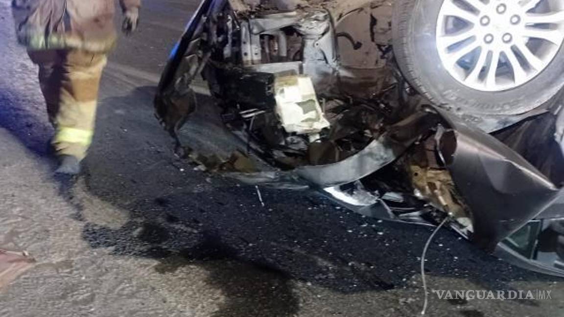 $!El vehículo quedó severamente dañado tras el choque y posterior volcadura.