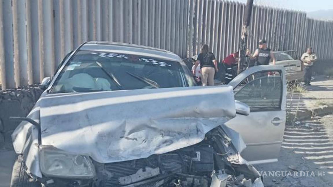 $!El auto sufrió severos daños materiales, por lo que sus tripulantes quedaron atrapados.
