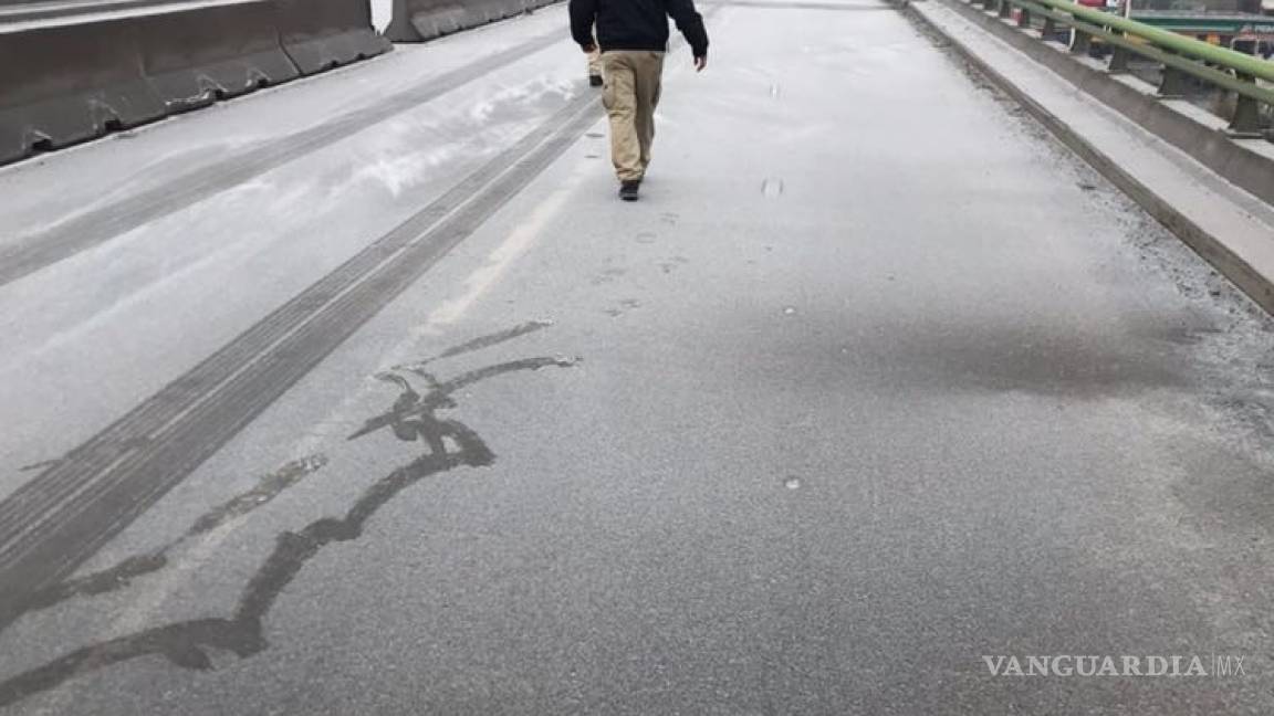 Cierran puentes vehiculares de Monclova por hielo en el pavimento