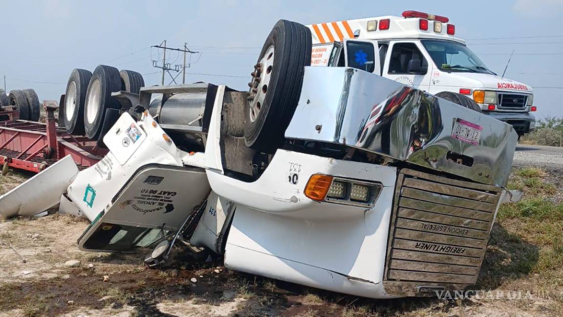 Volcadura de tráiler sobre en carretera Monterrey-Laredo deja a conductor muerto