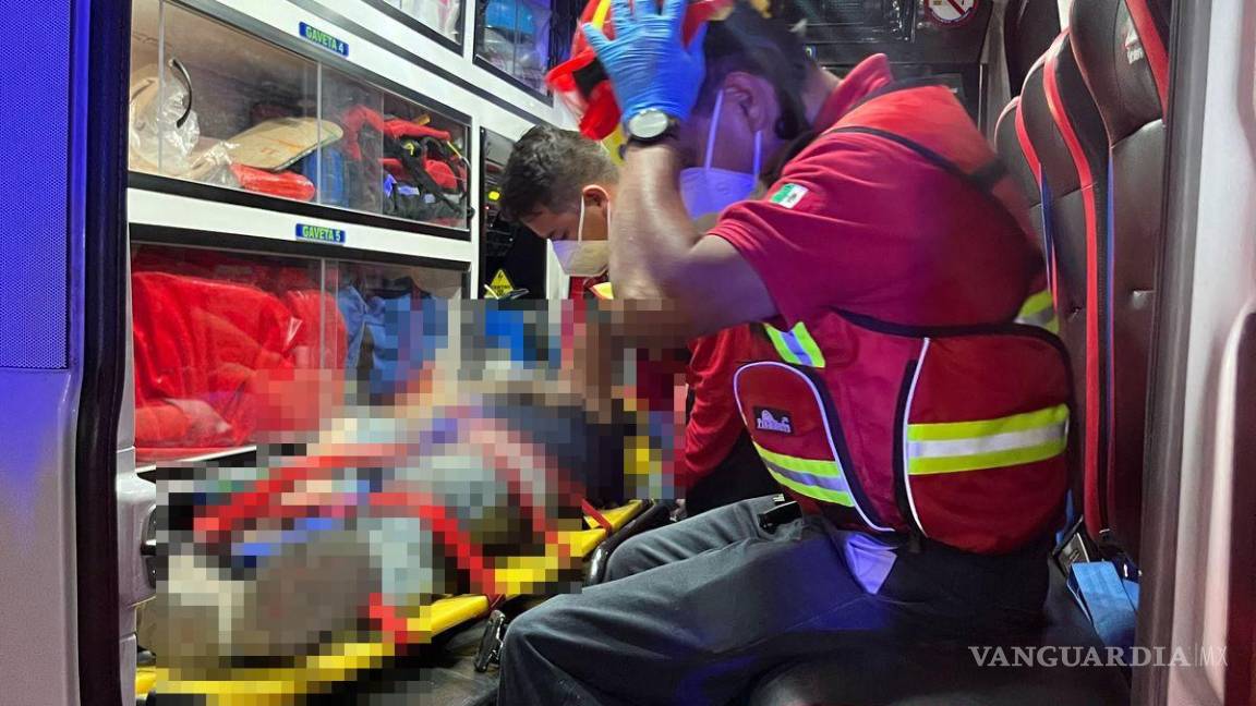 $!El equipo de emergencias estabilizó al acompañante con fractura en el fémur antes de trasladarlo a la Clínica 2 del IMSS.