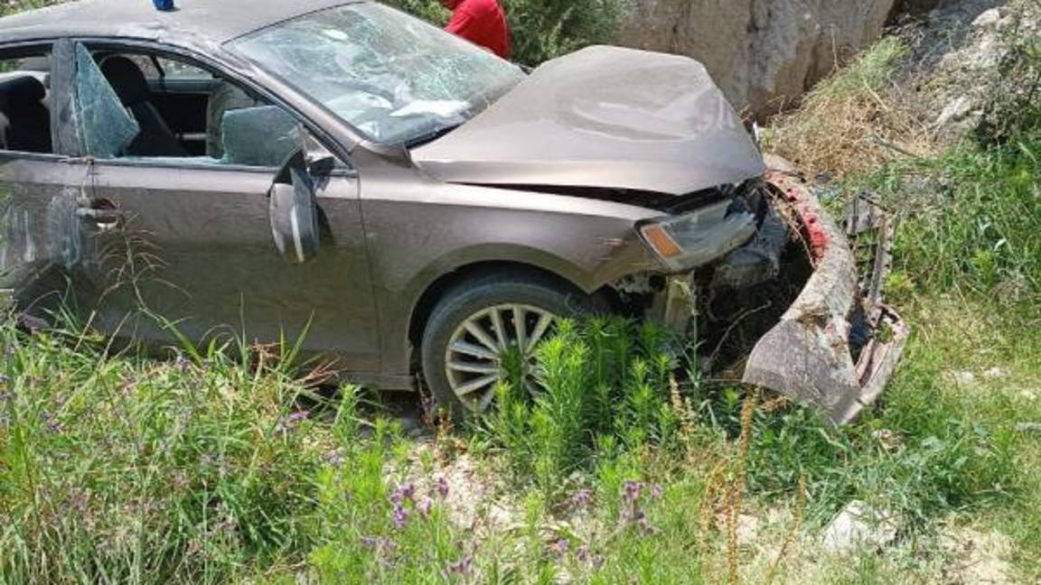 $!Una ambulancia de Protección Civil acudió al lugar y brindó atención al conductor y su acompañante.