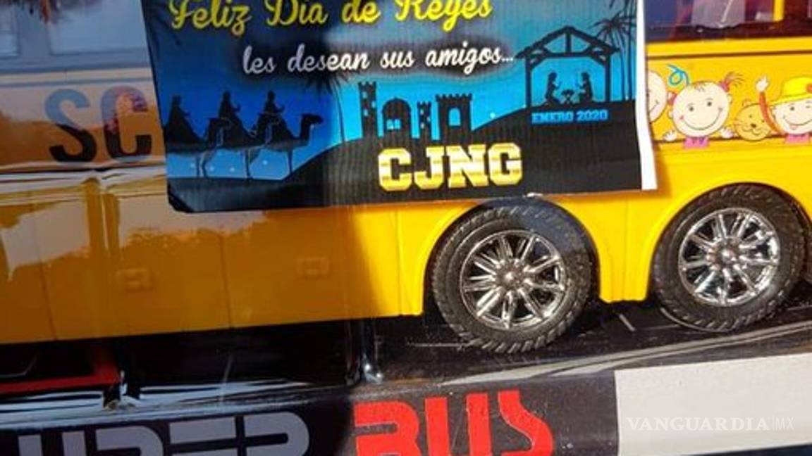 $!Sicarios del Cártel Jalisco Nueva Generación la hacen de 'Reyes Magos'... reparten juguetes a niños de Veracruz