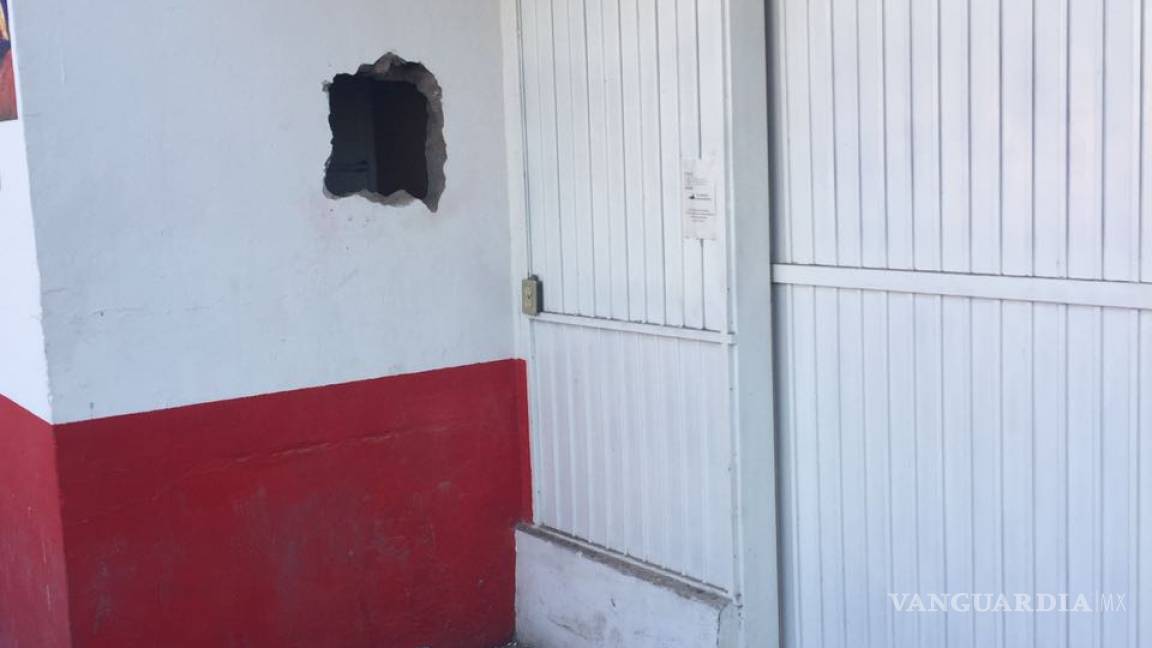 Roban 2 negocios en Saltillo; ladrones destruyen una pared a mazazos