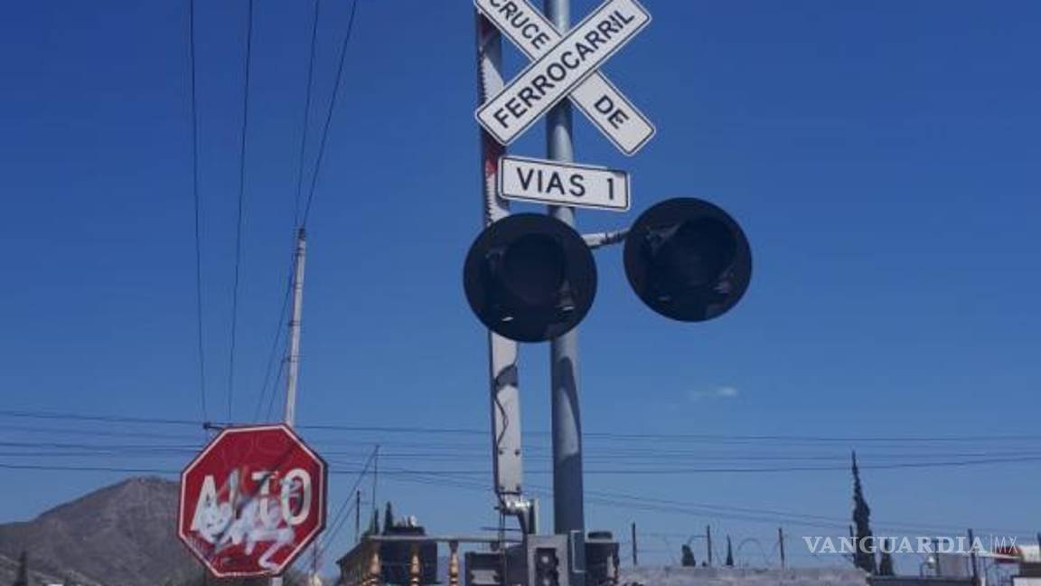 $!Los señalamientos en los cruces ferroviarios son indispensables, pero no todos los puntos de cruce cuentan con ellos.