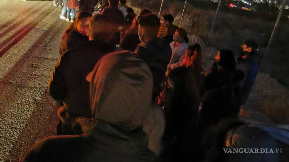 Llegan jóvenes desde las 05:00 am a hacer filas para vacunación en Saltillo y Arteaga