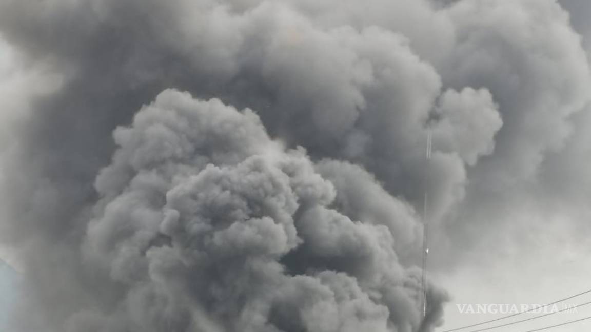 $!Fuerte incendio en bodega a la altura de la Central de Abastos alarma a Saltillo