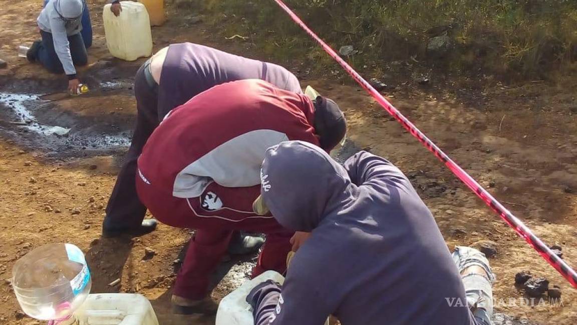 Pobladores acuden a toman clandestinas en Hidalgo y roban combustible