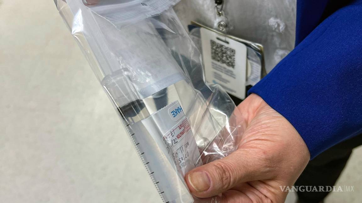 $!Una imagen de Kiran Musunuru muestra una de las jeringas del tratamiento de KJ. La historia del tratamiento de edición de genes a medida para KJ empezó la tarde del 8 de agosto,