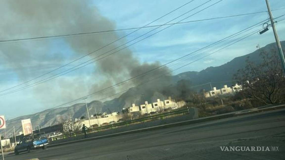 $!Debido a la oscuridad el fuego se apreció una columna de humo que pudo ser observada desde distintos puntos de la ciudad.