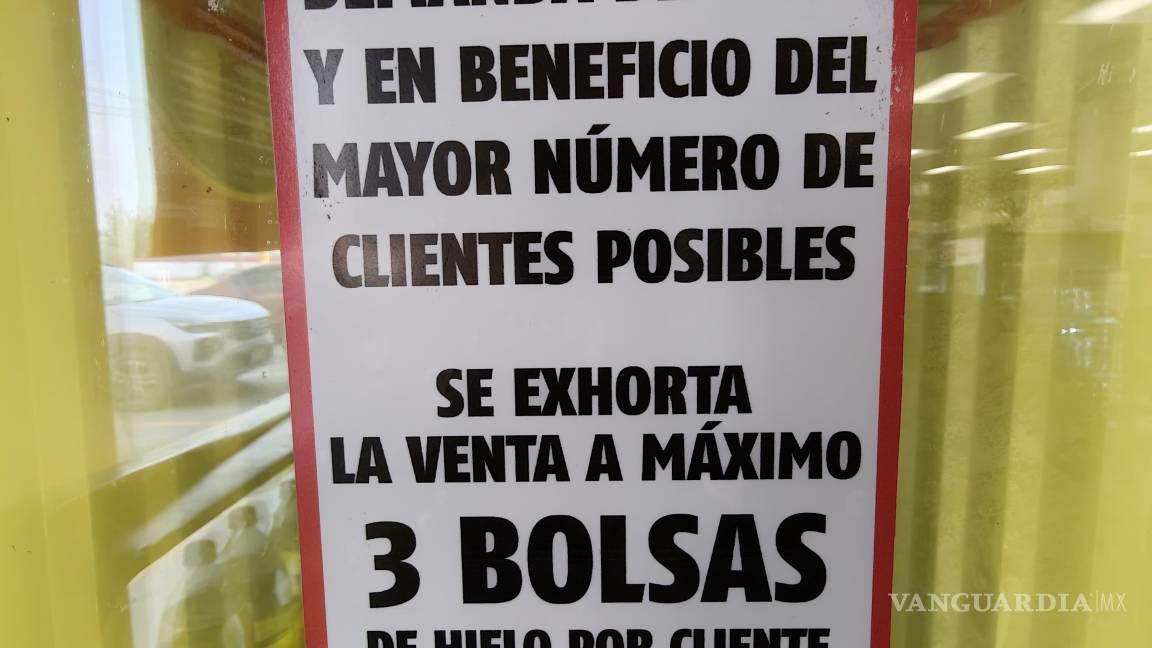 $!En Oxxo se han colocado letreros que limitan la venta a solo tres bolsas de hielo por cliente.