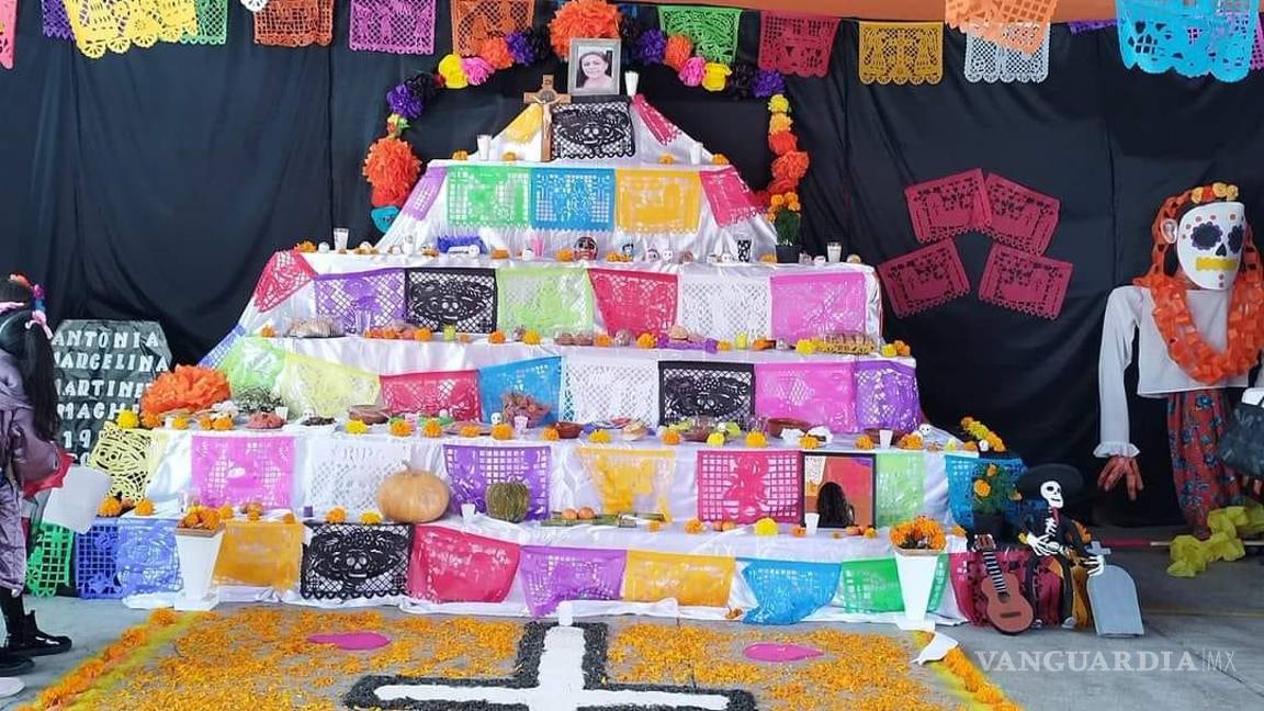 $!¿Ya viste estos altares en Saltillo? Dedicados a familiares, Walt Disney, Juan Gabriel, Cri-Cri y más (Fotos)