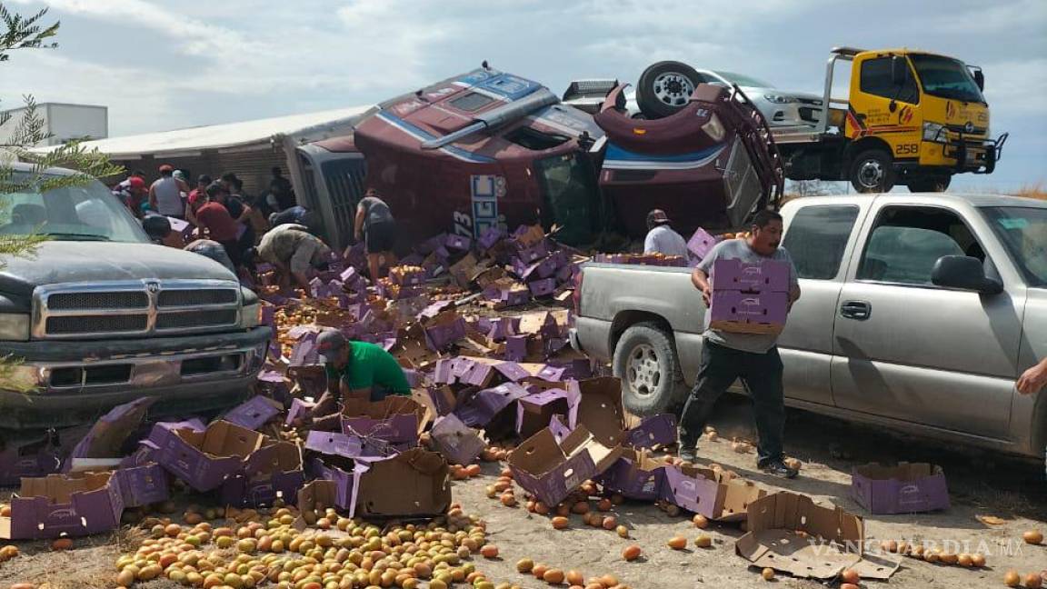 Reportan volcadura de tráiler en la Saltillo-Torreón; transeúntes se llevan la mercancía