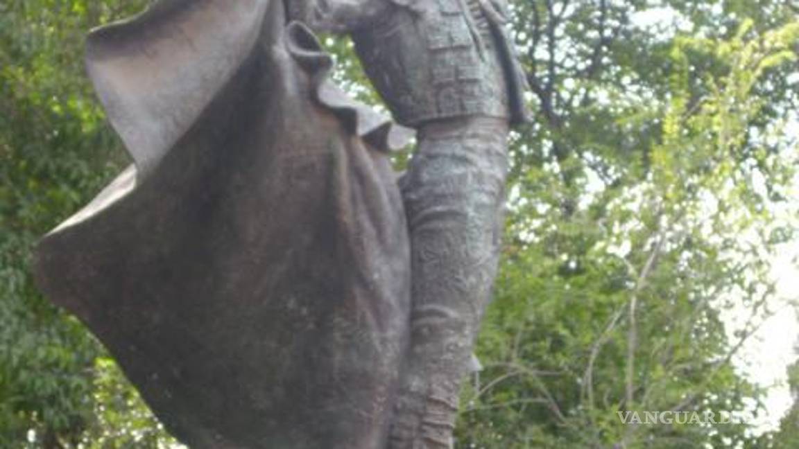 $!Estatua de Armillita en la Plaza San Francisco, sobre la montera una paloma, símbolo de la paz.