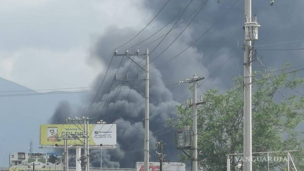 $!Fuerte incendio en bodega a la altura de la Central de Abastos alarma a Saltillo
