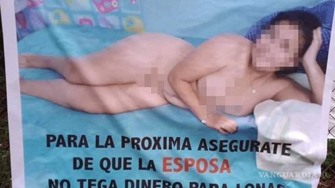 $!Mujer exhibe desnuda a la amante de su esposo con una lona en la calle