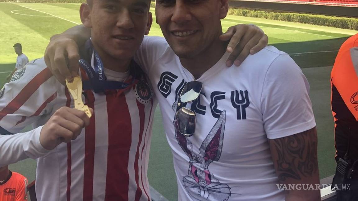 Carlos Salcido Jr. es campeón con las Chivas de Guadalajara