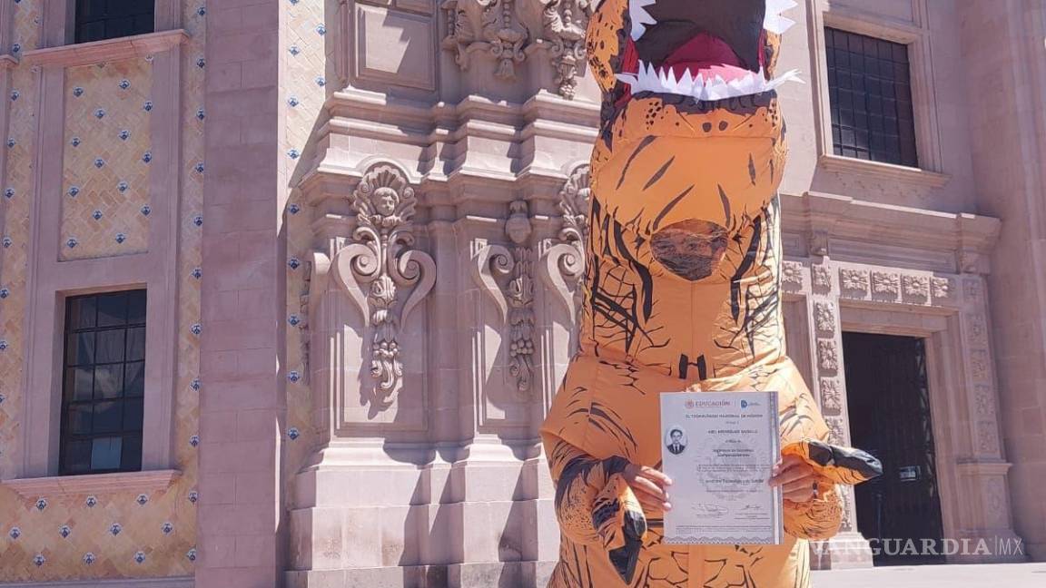 $!Abel posó con el título de su ingeniería en las manos.