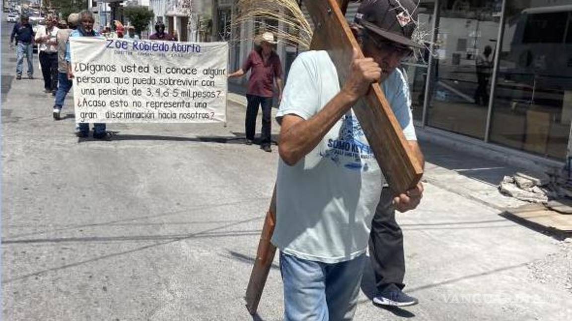 $!Los pensionados señalaron que, tras décadas de trabajo, reciben pagos que no alcanzan ni el salario mínimo.