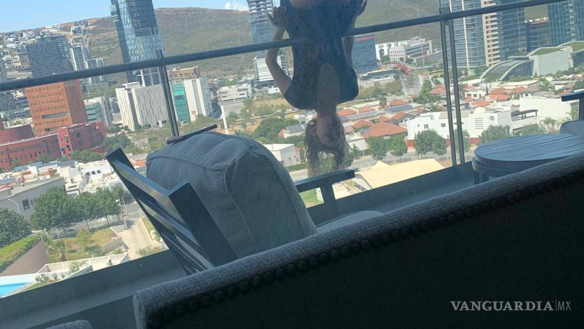 $!Joven cae de 25 metros tras hacer yoga, la reportan como delicada (Fotos)