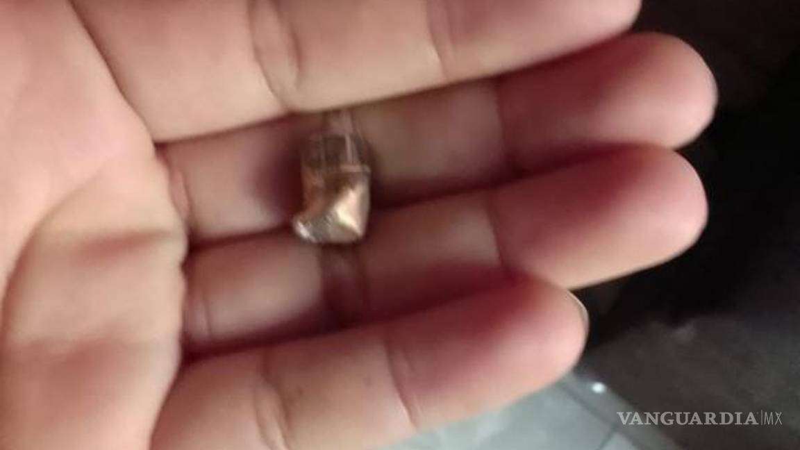 $!Casquillo calibre .22 encontrado en la vivienda afectada, evidenciando el uso de armas de fuego en el incidente.