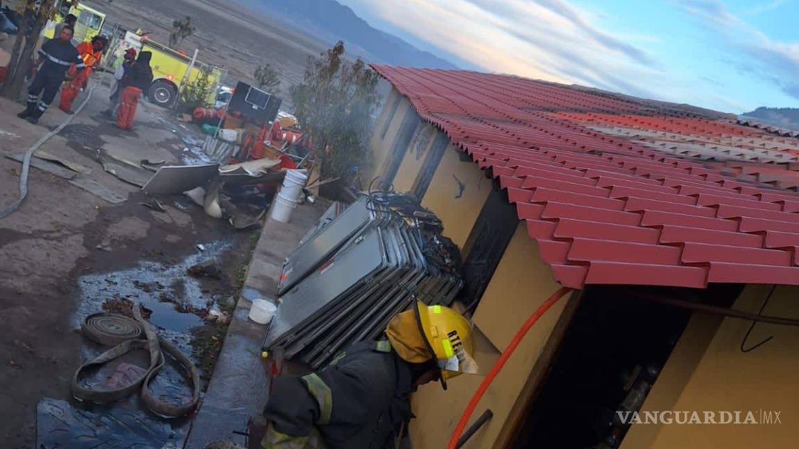 Cortocircuito provoca incendio en una casa; bomberos de Arteaga extinguen el fuego